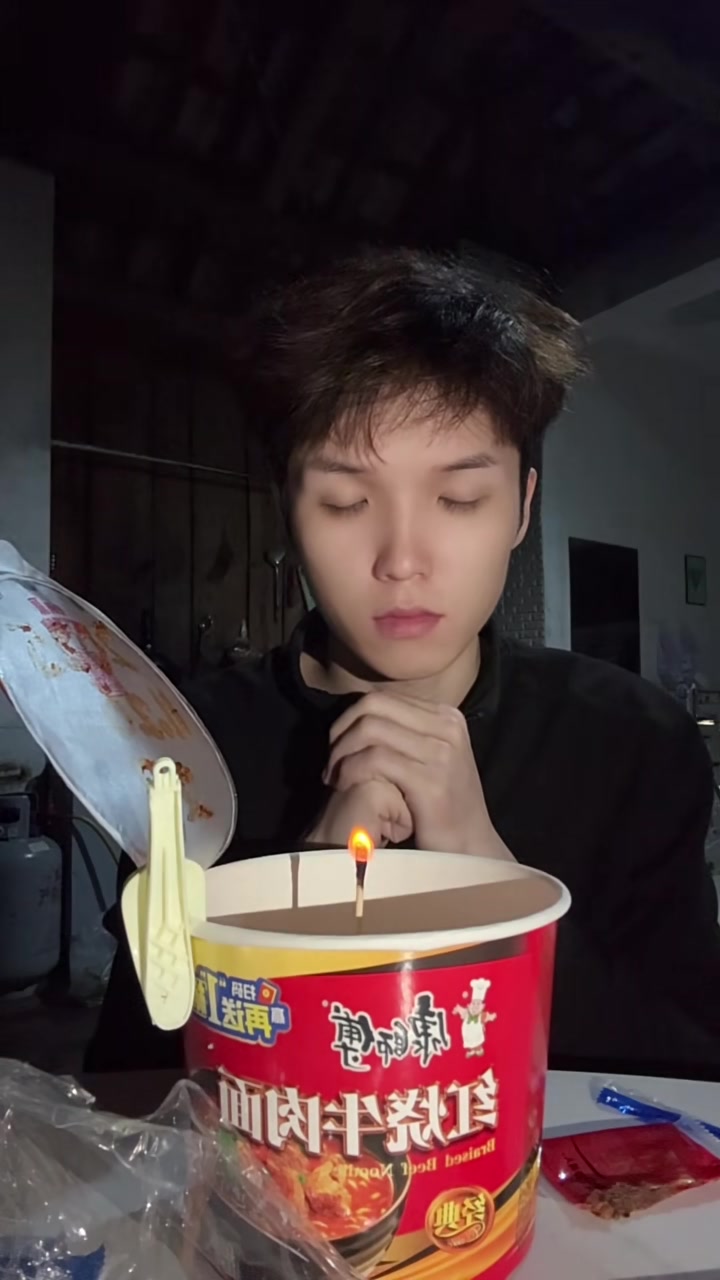 没有惊喜，没有意外，一桶泡面，一根棉签蜡烛，望今后的道路前程似锦，祝自己生日快乐