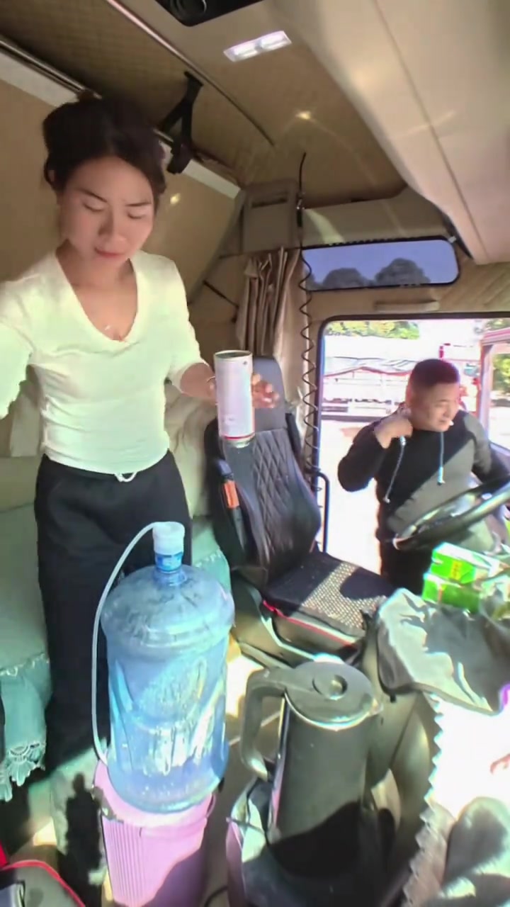 到服务区了，刚好休息把饭煮了，昨天在冷库拿的白菜，今天炒糖醋白菜配烧饼还有稀饭。简简单单又