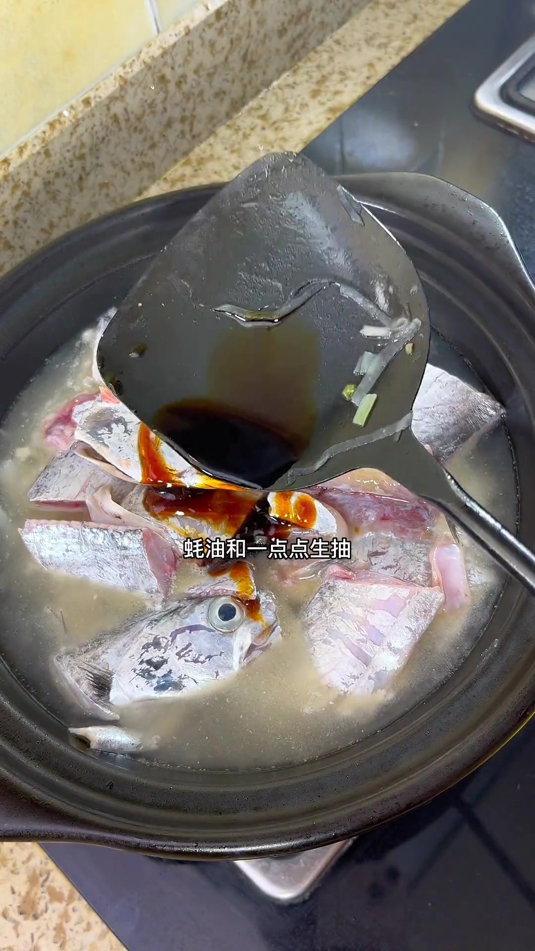 萝卜丝烧带鱼，现在舟山的带鱼油脂丰富，鱼肉细嫩，配上萝卜的清甜。秋冬舟山人必吃的一点菜呀