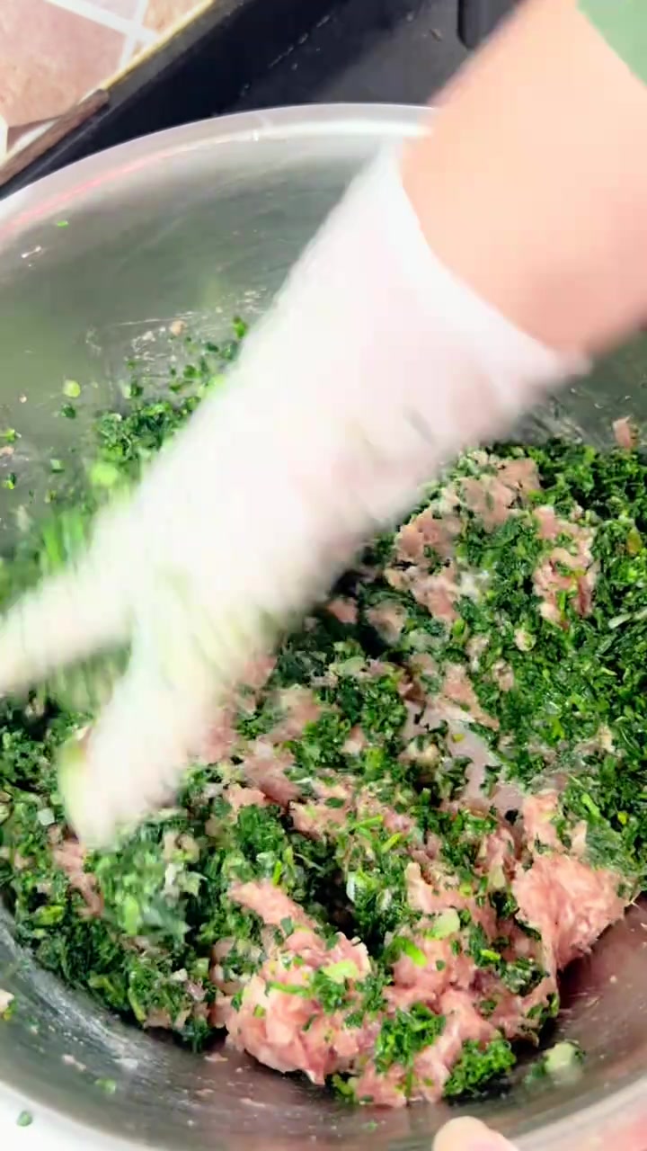 荠菜生肉大馄饨这么做鲜香好吃馅料多汁美味