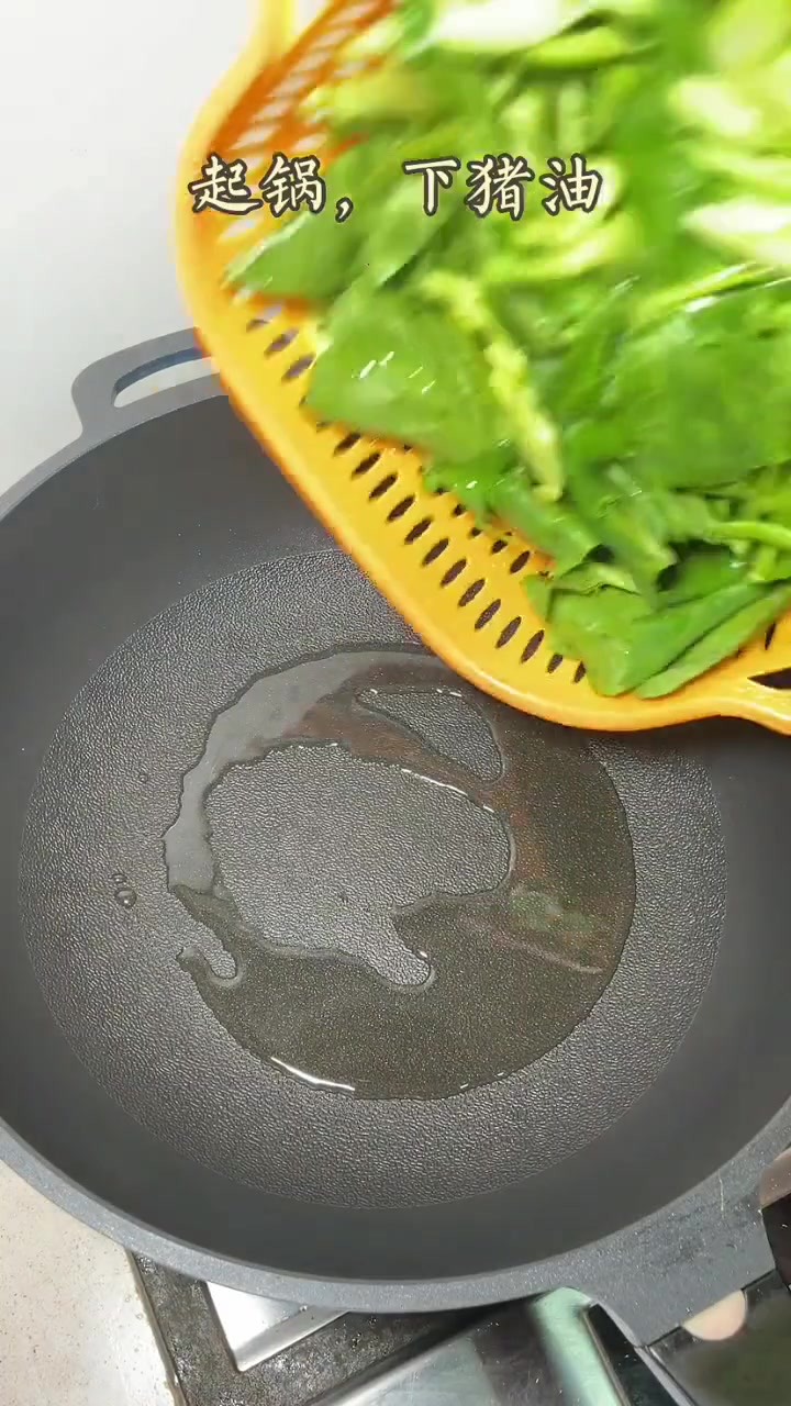 芥蓝炒牛肉是潮汕的家常菜，这样做牛肉鲜嫩又下饭