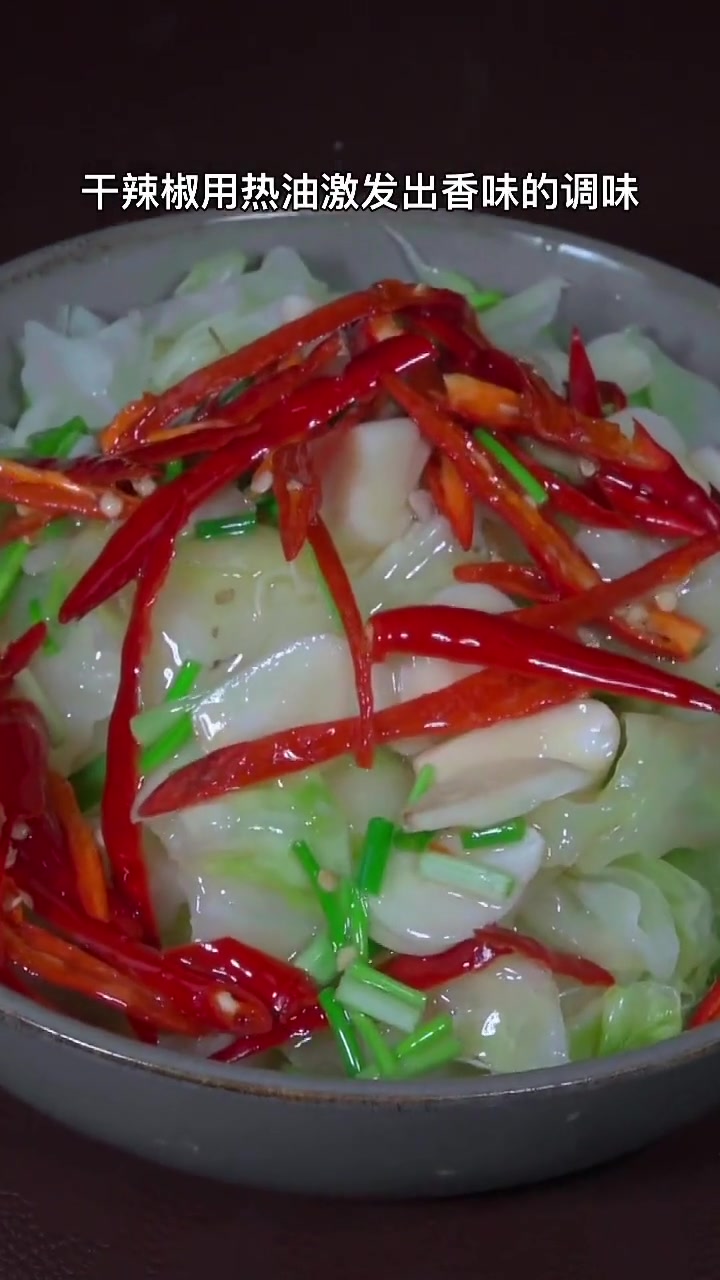 包菜不要再炒着吃了，像我这样做凉拌包菜，中秋节家里来客人都抢着吃