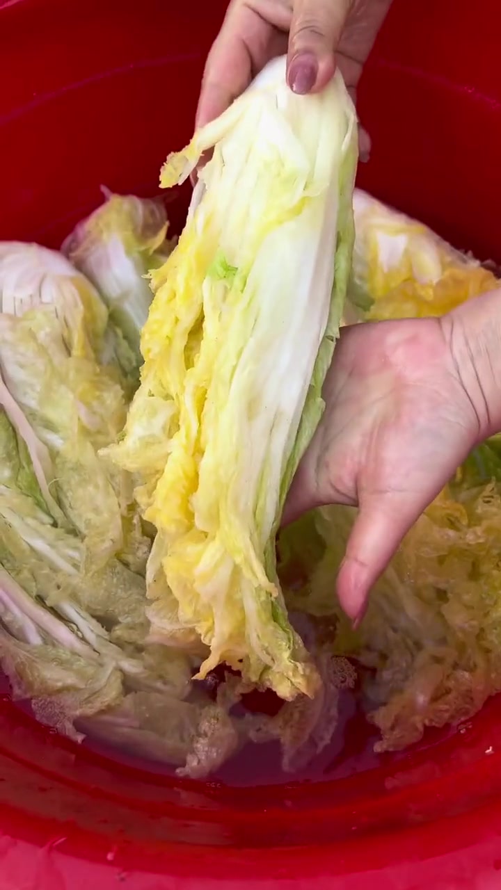 制做辣白菜方法。这个酱料咸鲜口，爱吃甜口的在加点糖其余配料什么都不加