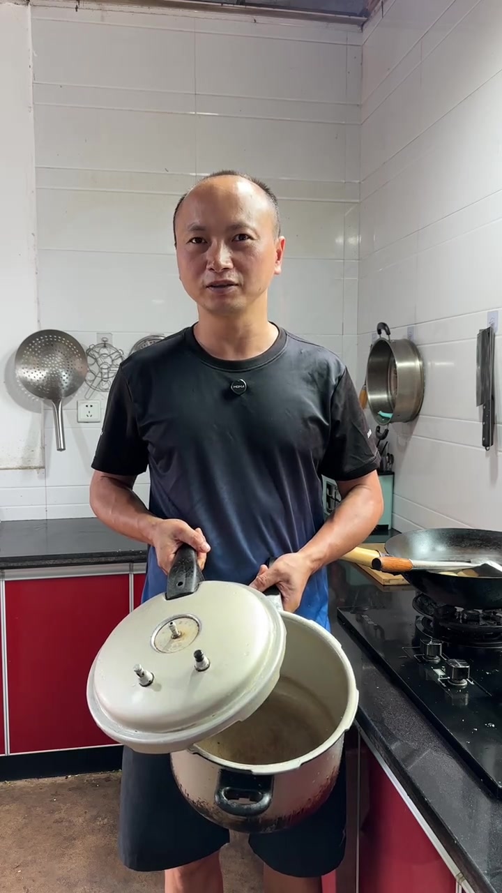 压锅米饭，吃饭还是用这个传统高压锅，压出来的香，没有菜都能吃两碗