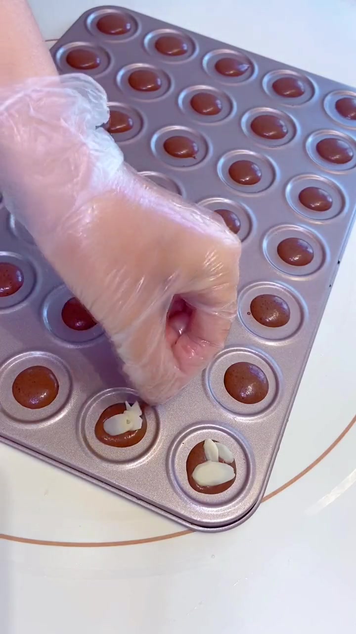 可可杏仁薄脆，一口一个嘎嘣脆，不会很甜，但很香，这个冬天吃它正好！