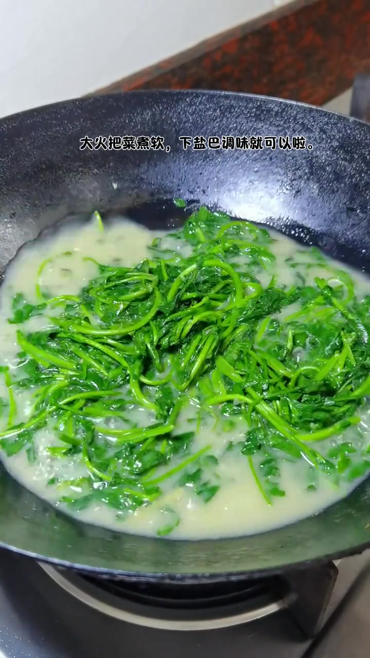 今晚用两条鲫鱼熬了个汤底，煮个西洋菜汤，好鲜好好喝