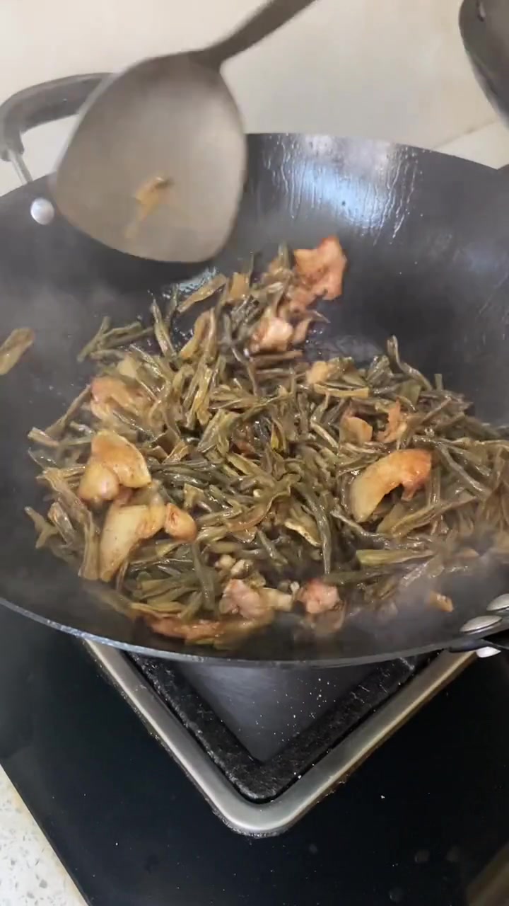 妥妥的农家菜，不知道吃什么的时候就试试这个干豆角炒肉吧，三碗是标配