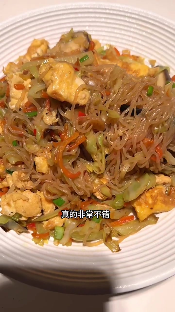 包菜炒魔芋丝，感觉我在吃高热量炒米粉