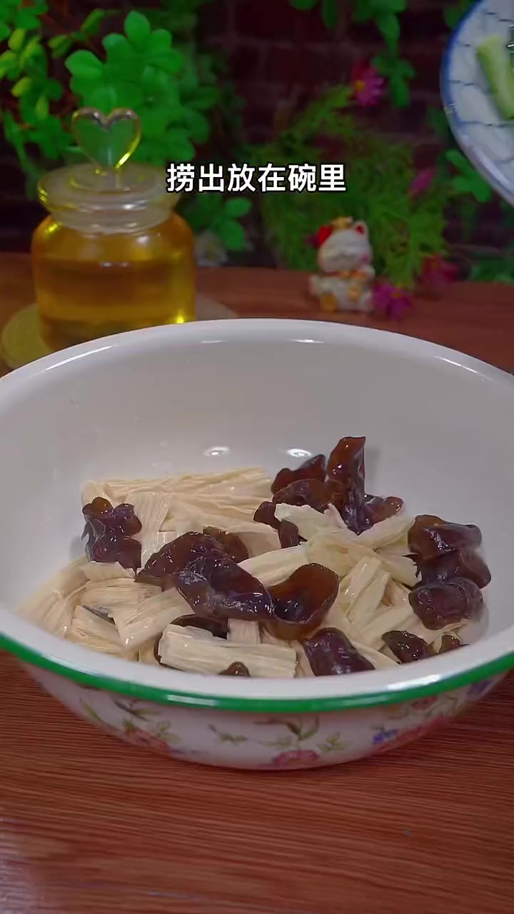 天气闷热，不想吃饭，那你可以试试这个凉拌黄瓜，清脆爽口，好吃下饭