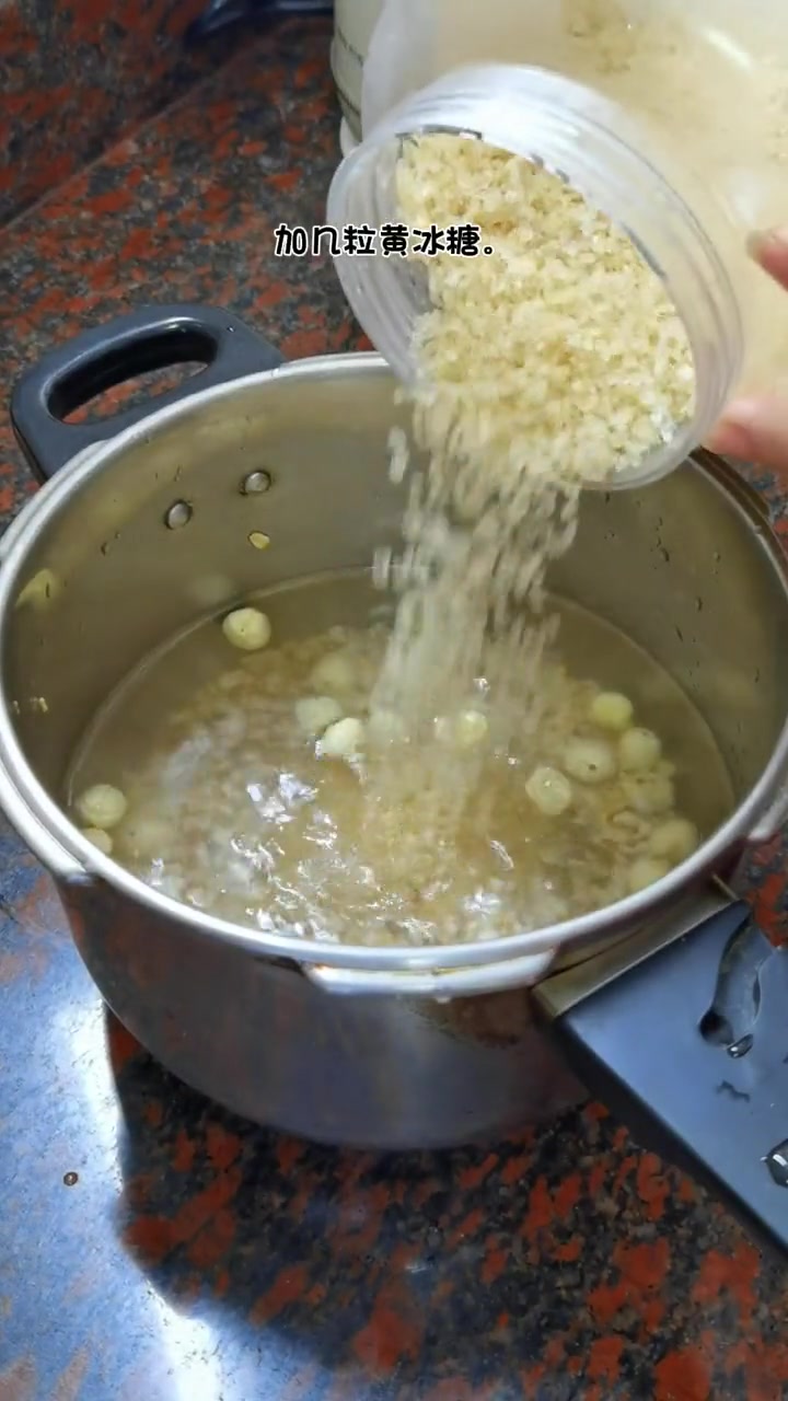 用心煮了一锅燕麦薏米莲子粥