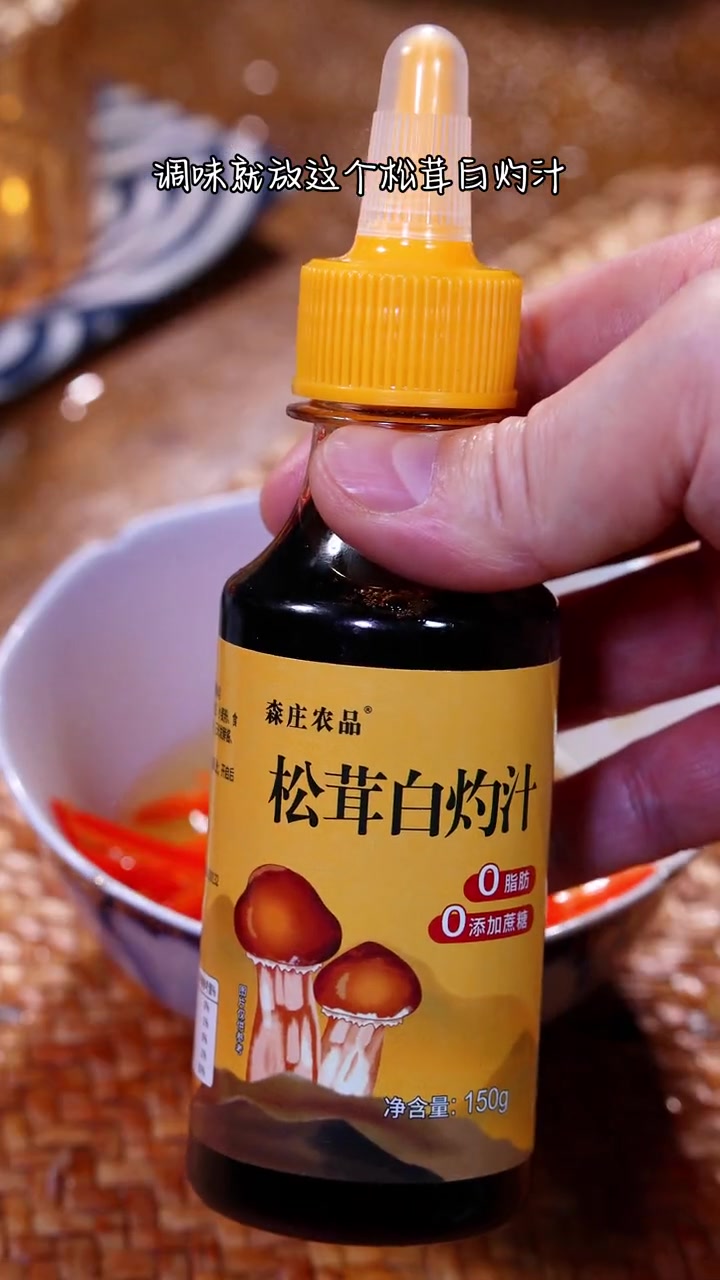 年夜饭餐桌上不要都是大鱼大肉，一定要有一道白灼菜心，寓意新年大吉