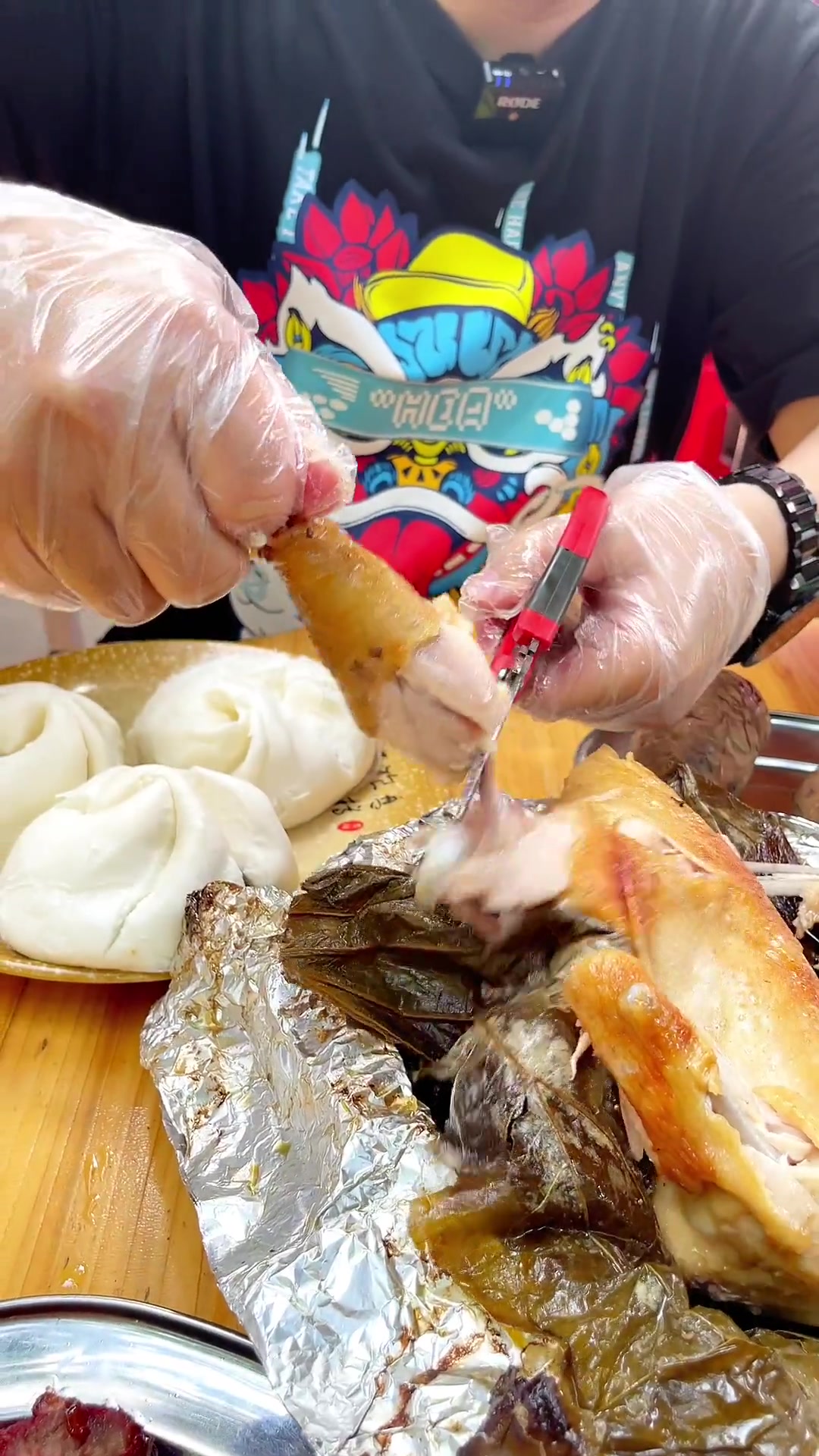 你吃过用黄土煨熟的泥煨鸡没有？