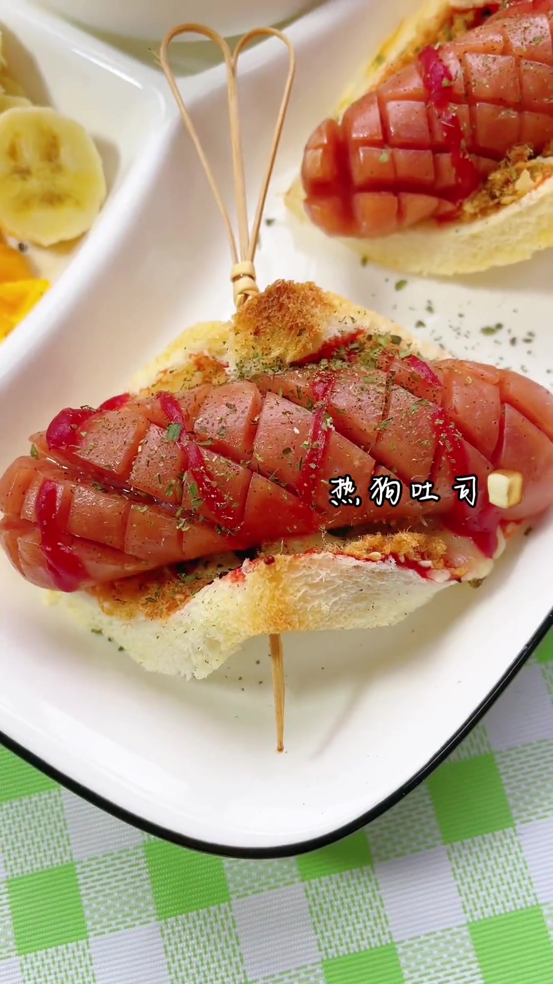 小学生早餐:热狗小面包卷