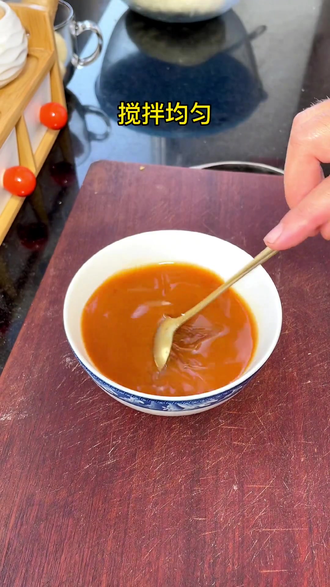 劲道爽滑面条配麻辣鲜香虾尾，一口难忘