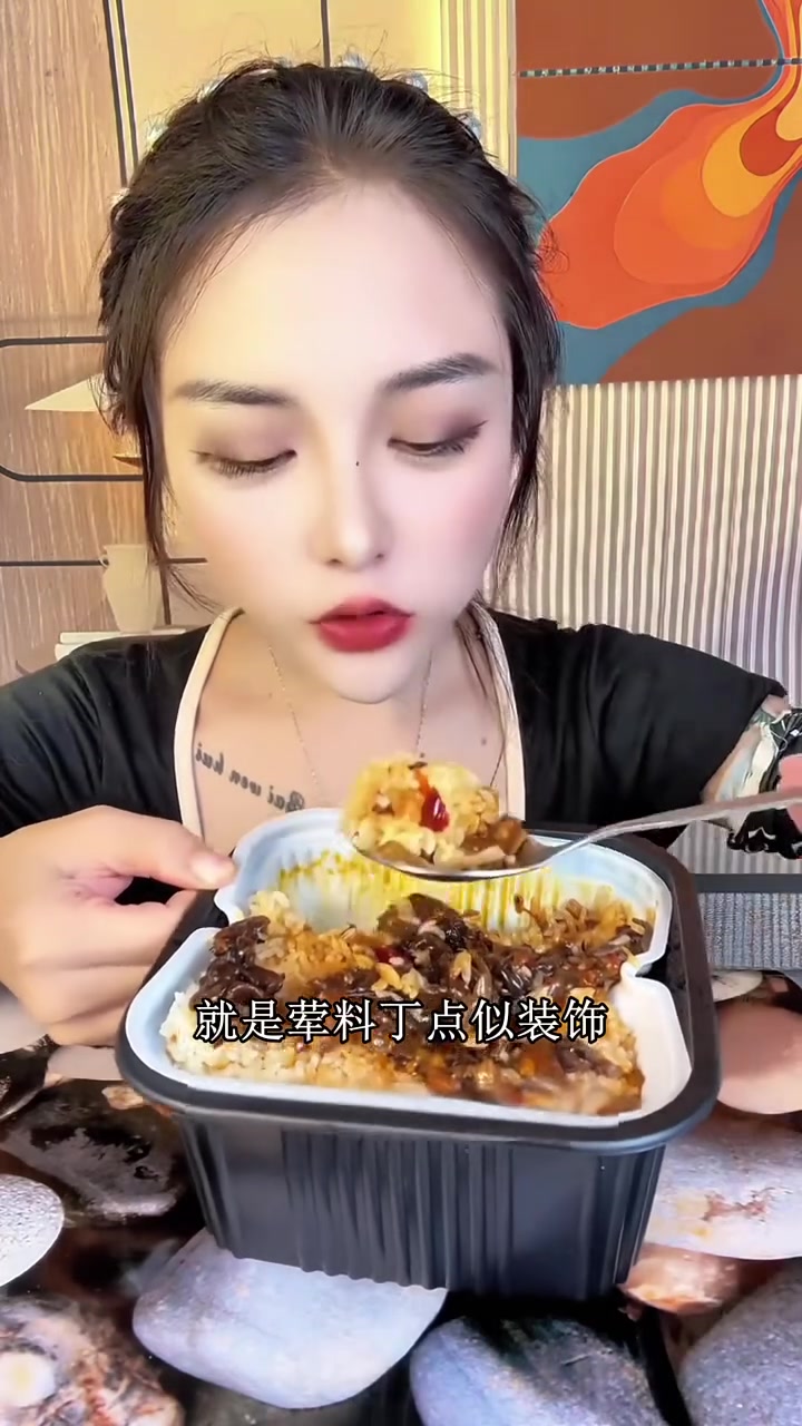 低脂款适合控糖党!杂粮米饭 + 鸡胸肉,每盒热量低于 300 大卡,控糖期吃着不升血糖,还