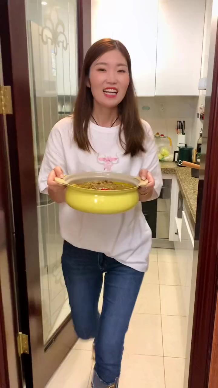 好吃到汤都不剩的酸汤肥牛，自己在家做，满满一锅太满足了～