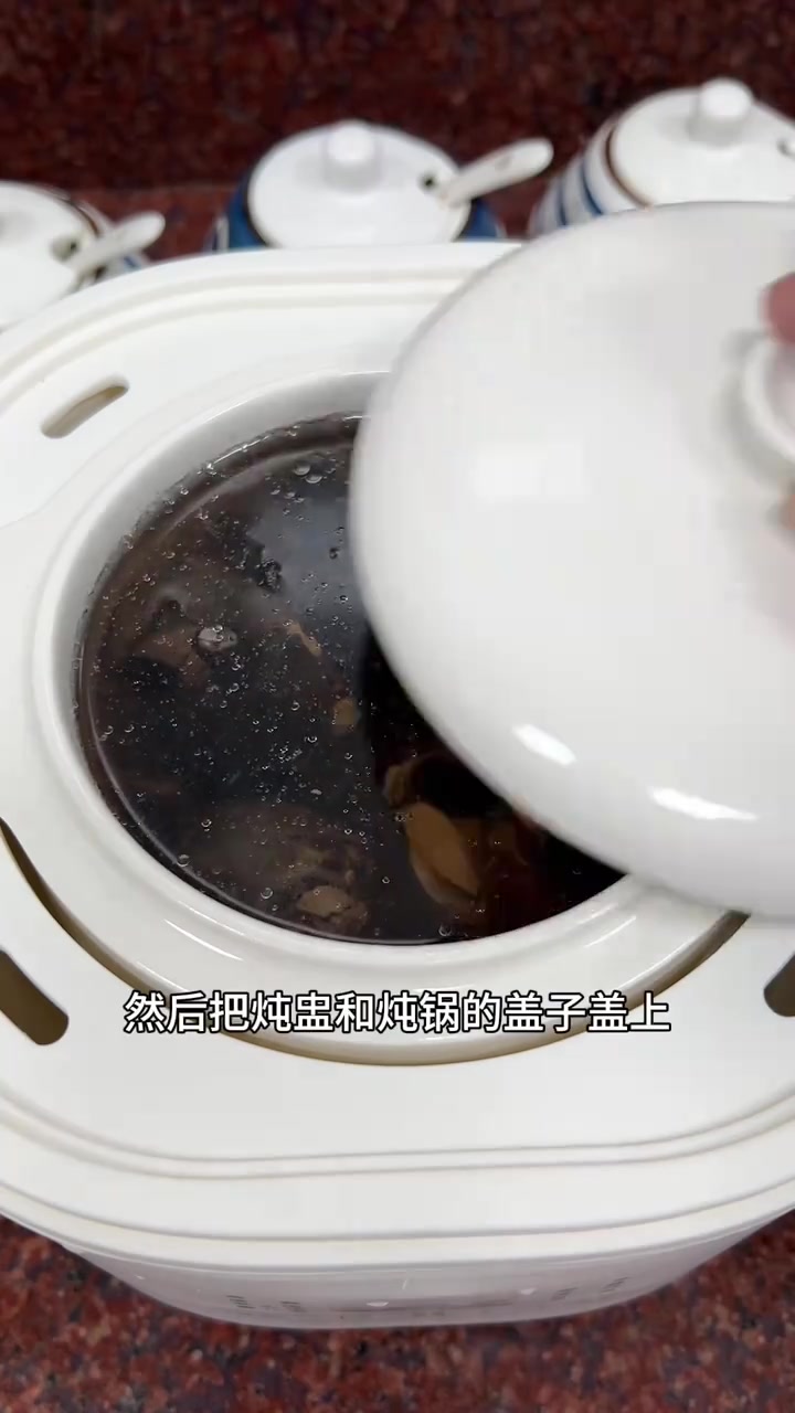 熟地黑豆炖乌鸡汤，喝起来很香，很好喝