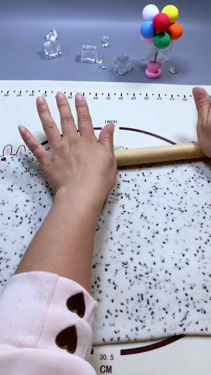 做了一锅山药红枣馒头，加了点黑芝麻，蓬松宣软，特别好吃