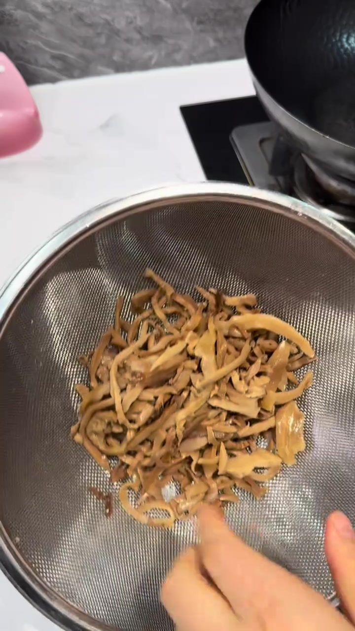 烟笋炒腊肉，我家年夜饭桌上会有好几个腊肉炒的菜