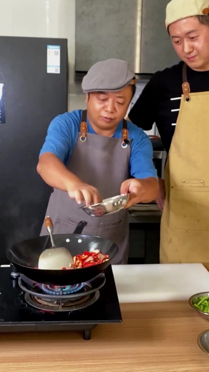 爆炒肥牛麻辣过瘾，白葡萄酒给你舌尖的平衡！