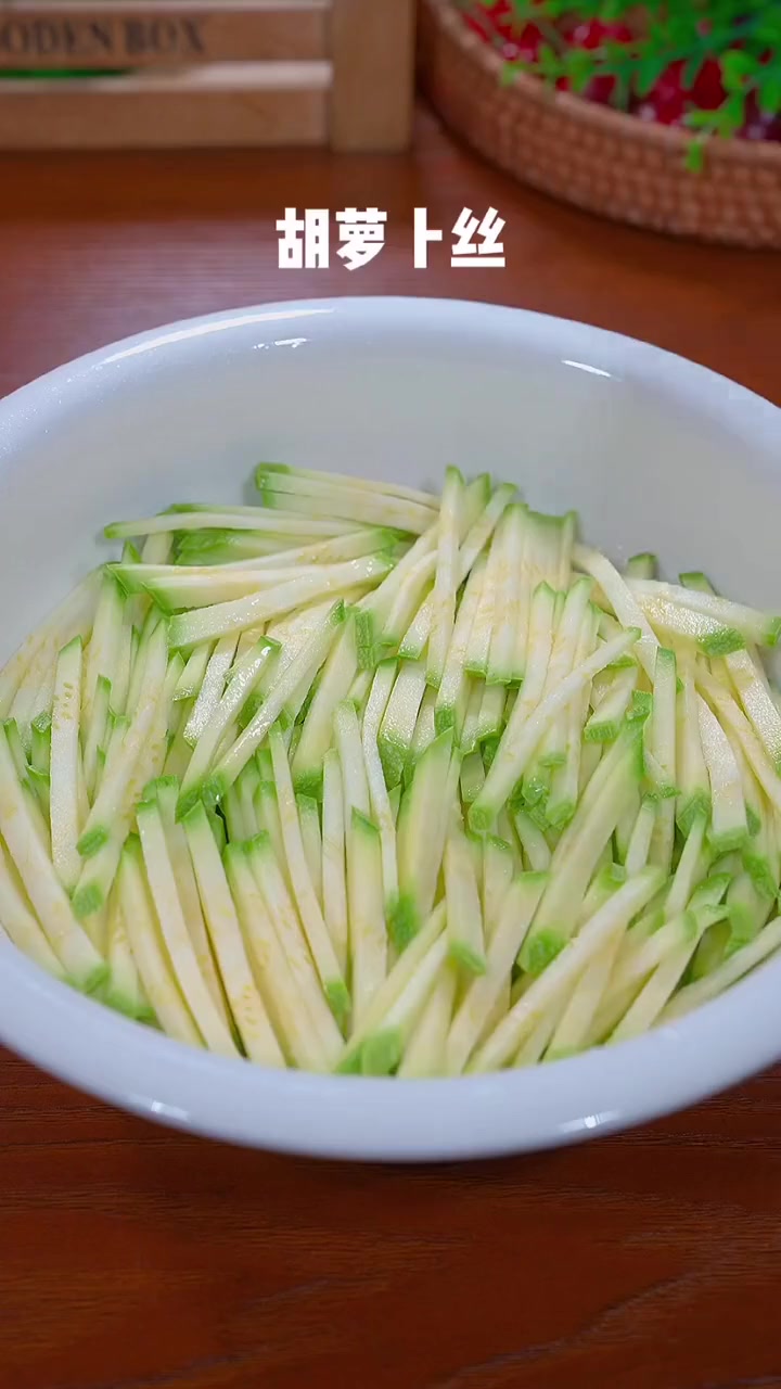 给家里不爱吃蔬菜的孩子做这蔬菜煎饼好吃又营养