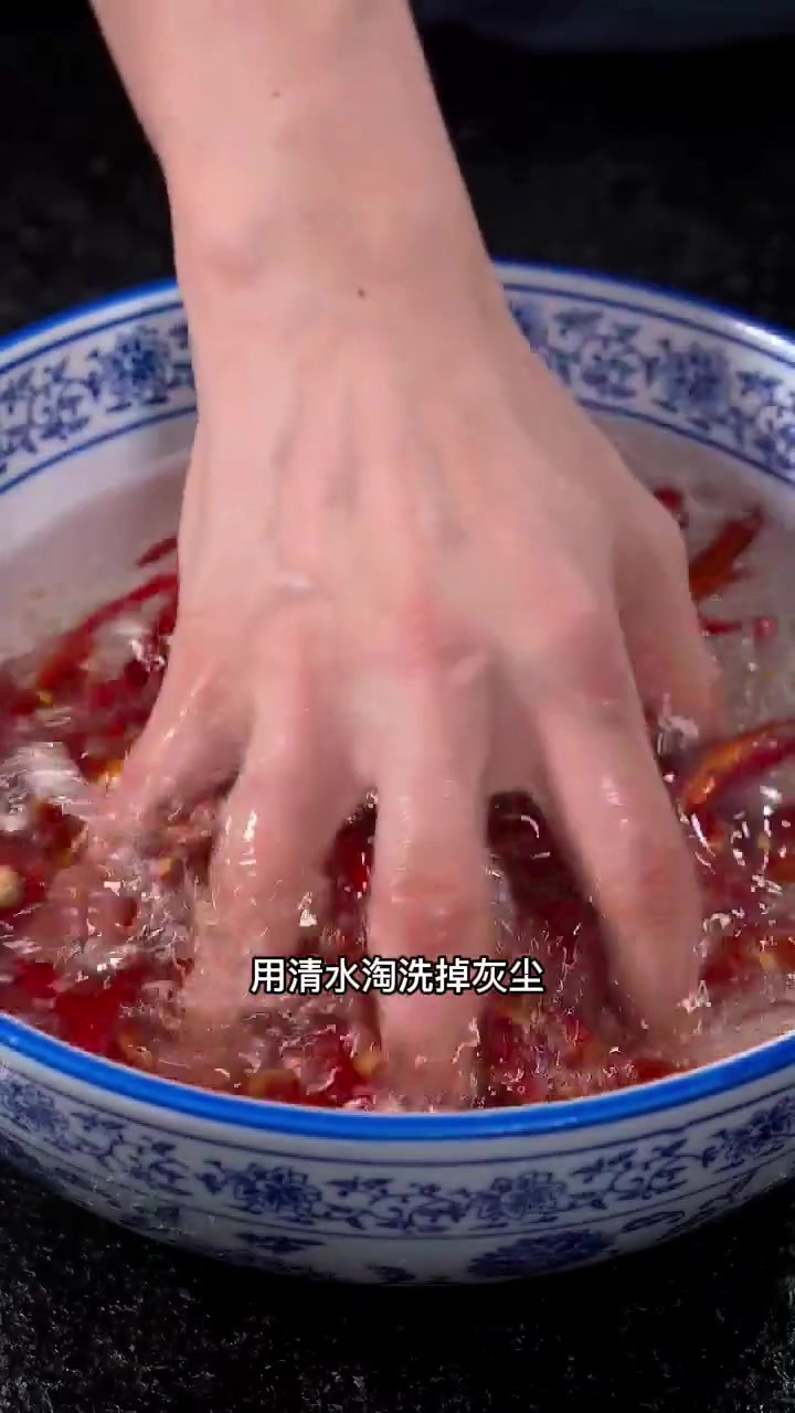 干煸肉丝很多朋友都只是听说过，今天分享一个川菜老师傅教我的做法
