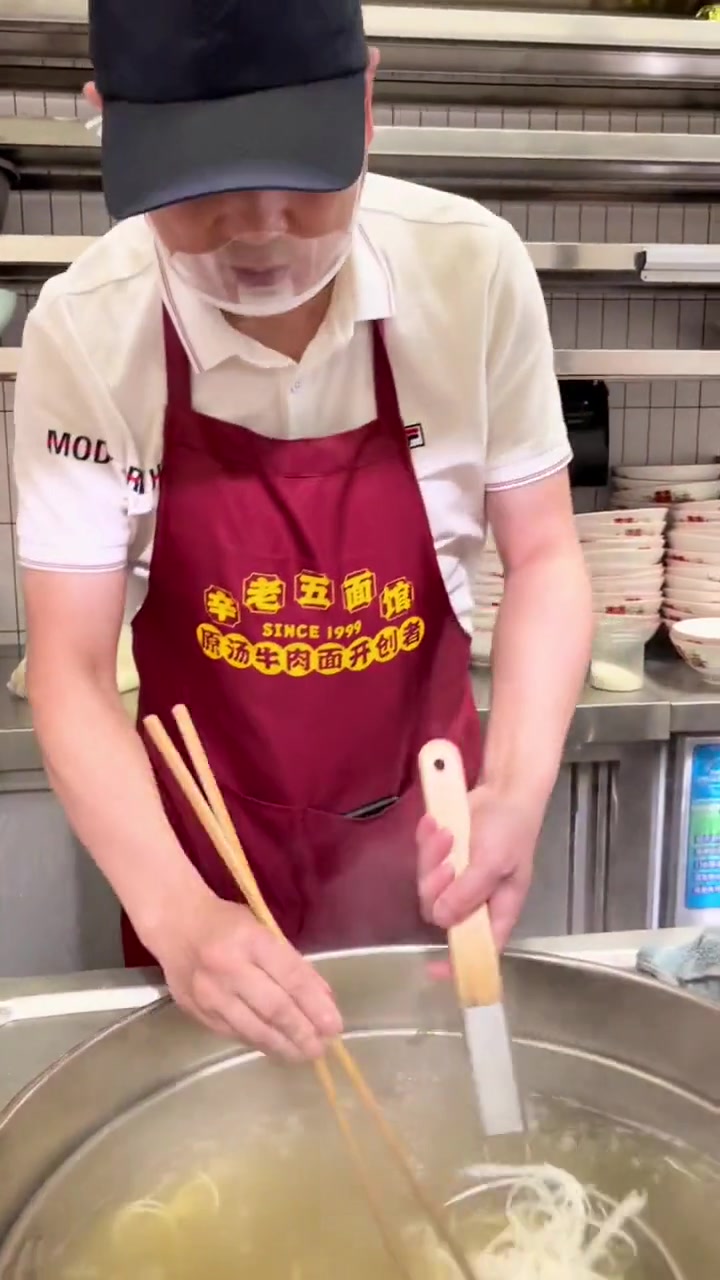 今天给大家做一碗泡椒鸭血面，但我想做得更好