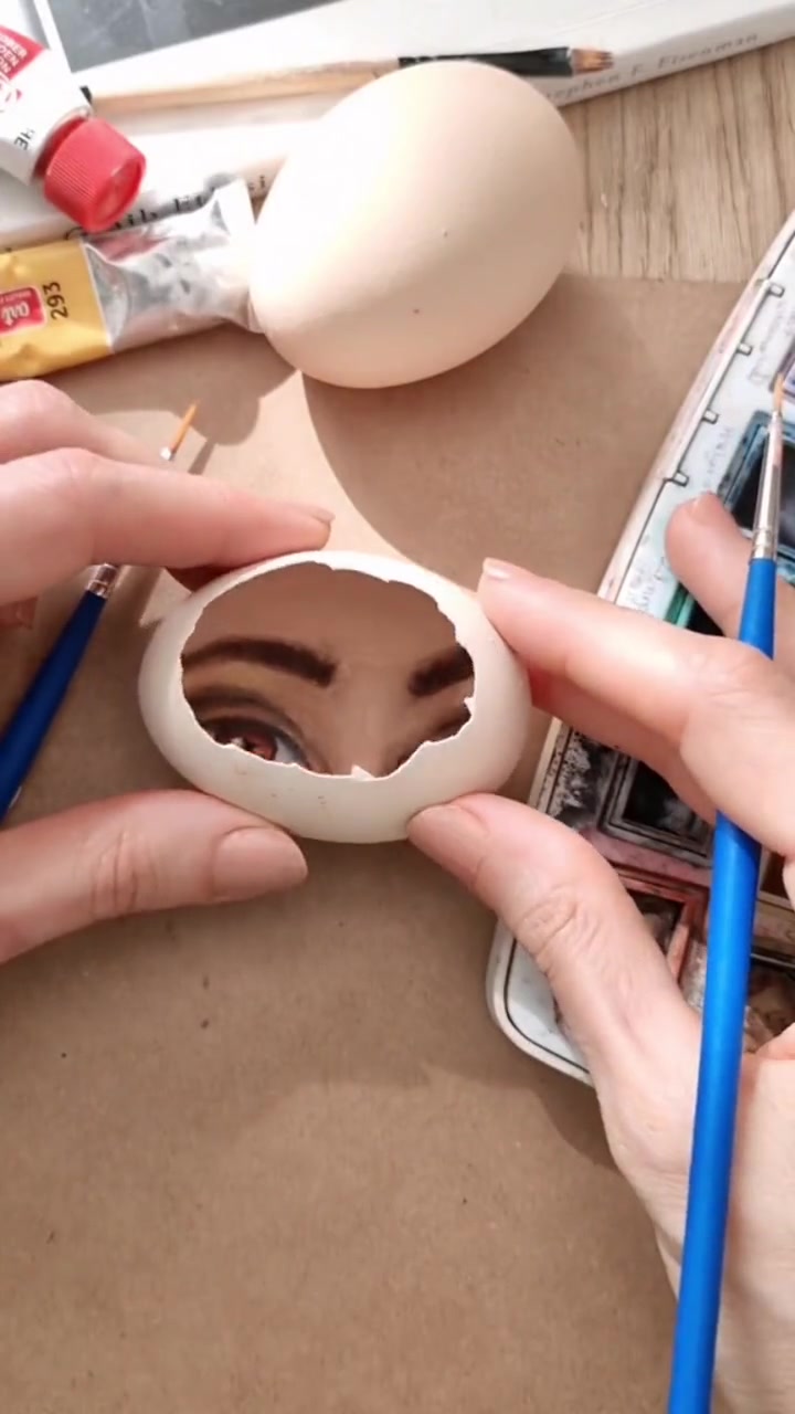 鸡蛋壳里画画,角度真巧妙!