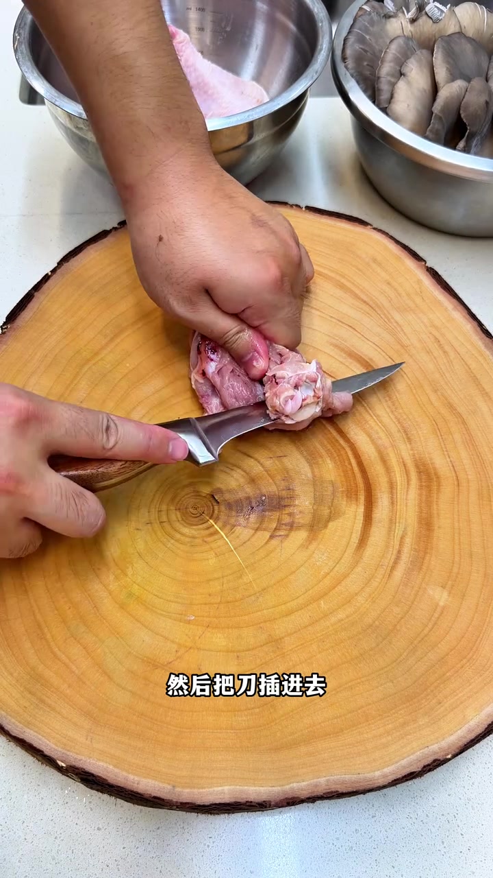 今日晚餐黄油蒜香脆皮鸡，干锅皮皮虾，孜然蘑菇，口蘑山药汤