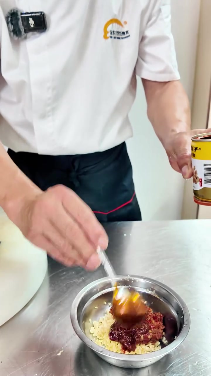  剁椒银鲳鱼秘制做法!鲜辣不腥,肉质嫩到夹不住 长沙新东方烹饪学校 爱生活爱美食做菜我是认