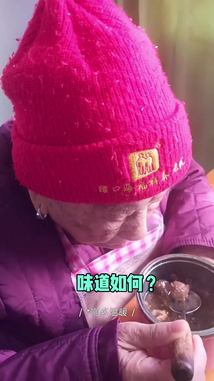 昨天到乡下购了煮潲猪肚子回家,晚上将猪肚加上桂圆、红枣、枸杞炖汤,今天女儿送去给母亲品尝,
