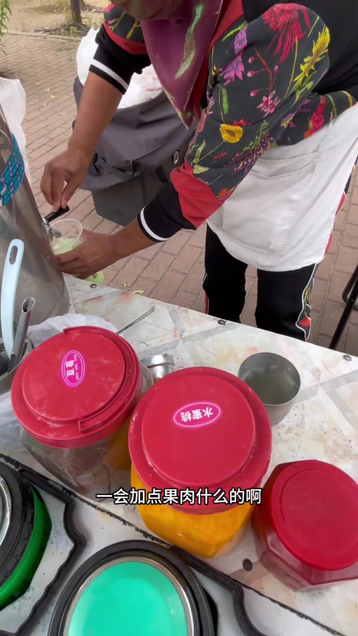 东北大姐手工制作奶茶，猜猜一杯多少钱？