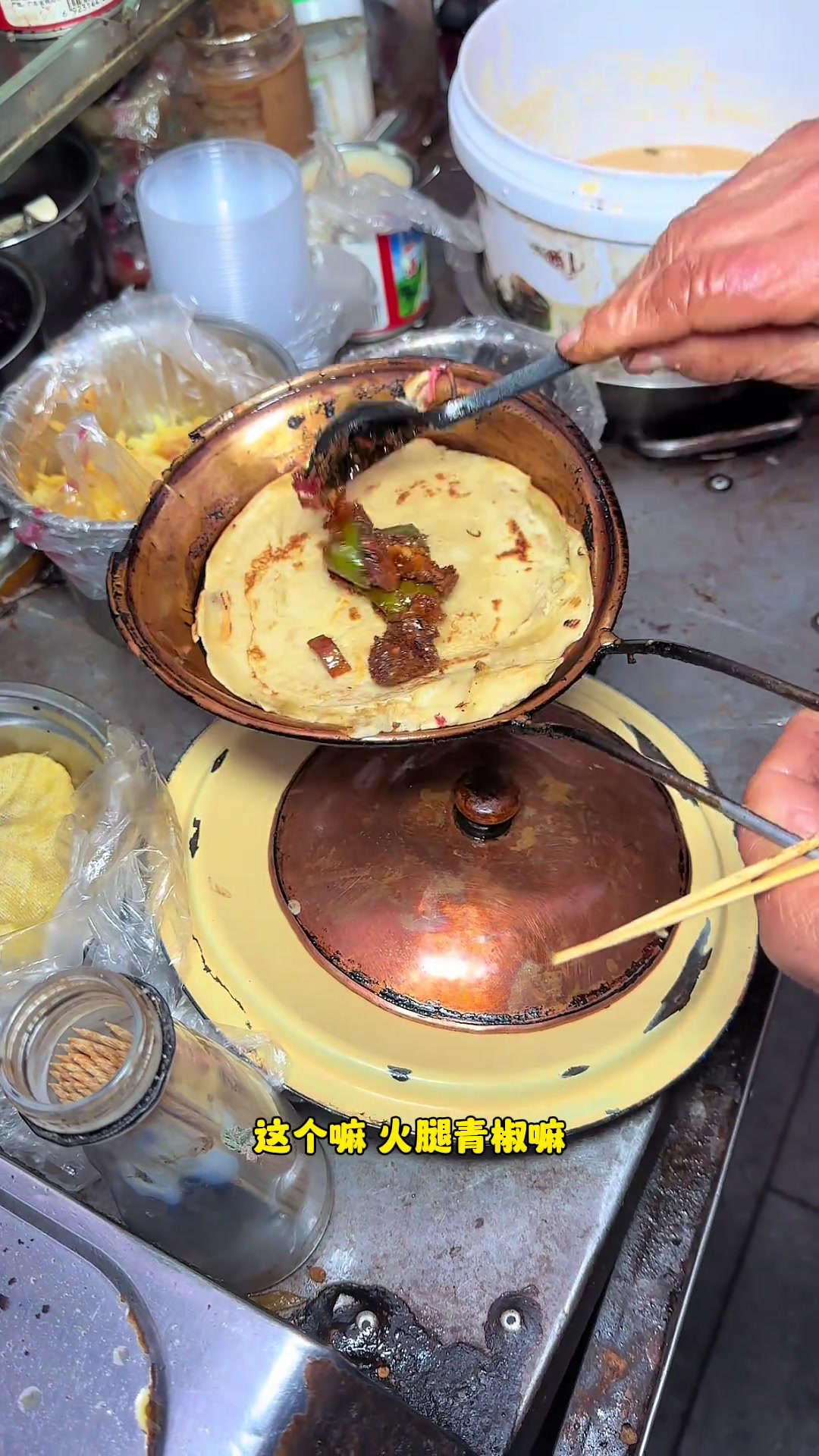 成都街头奶奶蛋烘糕，奶奶非常慈祥善良，给的份量也超足！