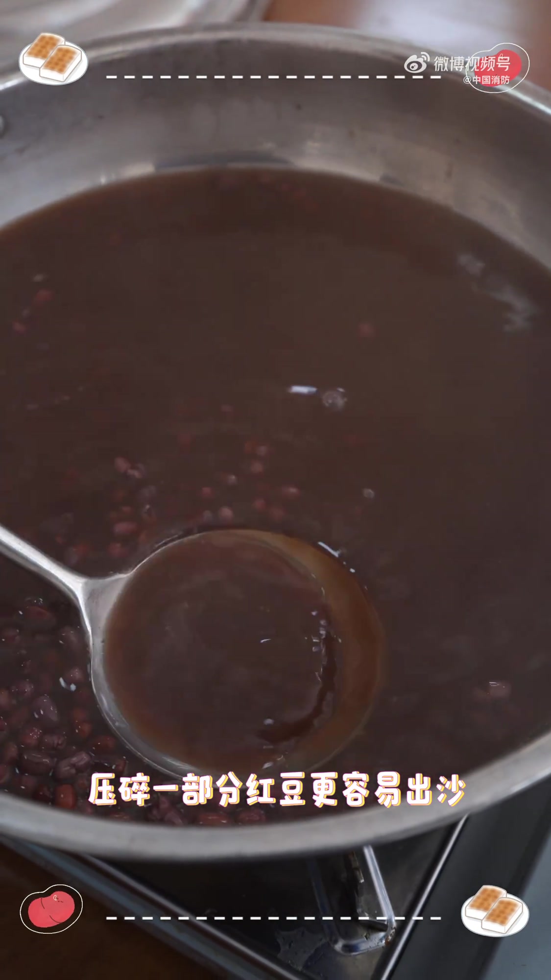 “蓝姐姐”这碗热乎乎的红豆年糕汤，是专属于冬日的温柔。软糯的年糕，绵密的红豆，每一口都是踏