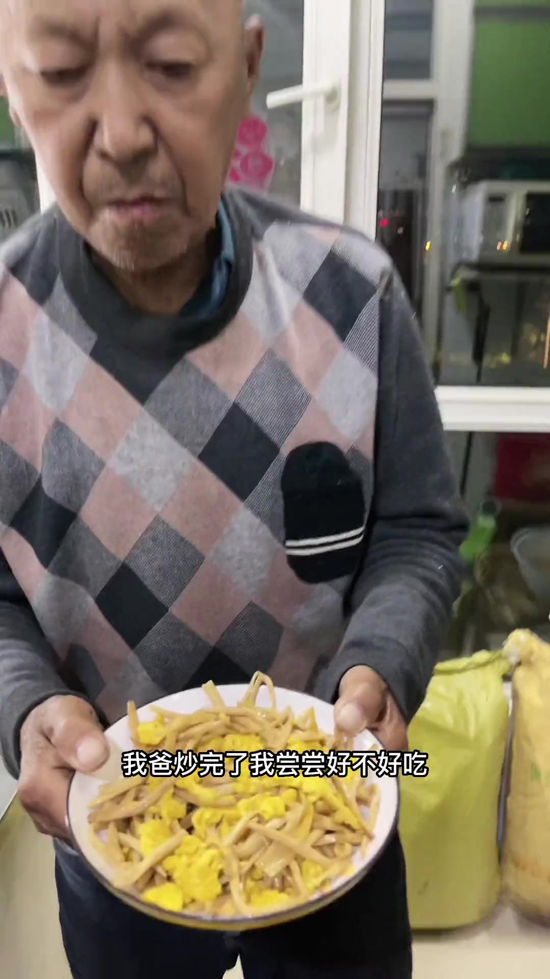 老爸尿毒症晚期仍做饭,南方小伙伴吃过东北黄花菜吗?