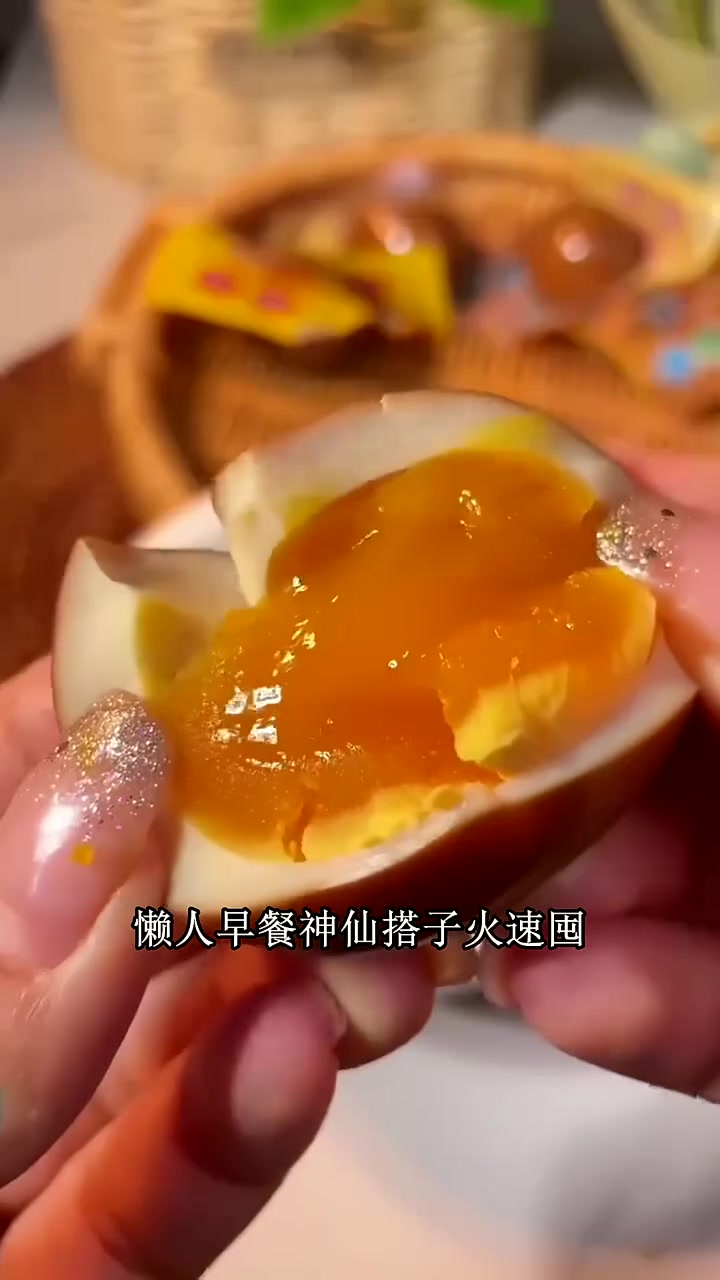 夏天拌沙拉解腻！溏心卤蛋切小块拌沙拉，藤椒味提鲜，流心融酱汁，减脂期也能炫 溏心卤蛋 流心