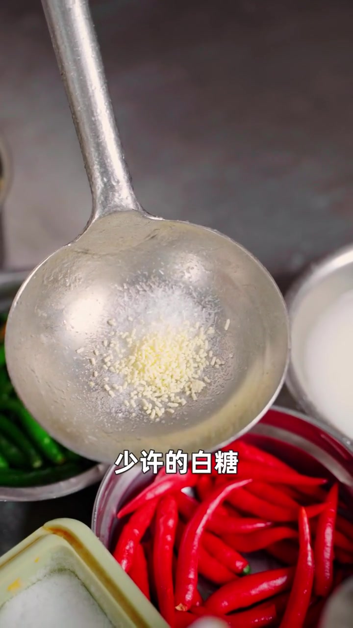 鳝鱼真是个美食,我很喜欢,不知道有没有人不吃鳝鱼的,今天带给大家一个做法,一道《江湖鳝段》