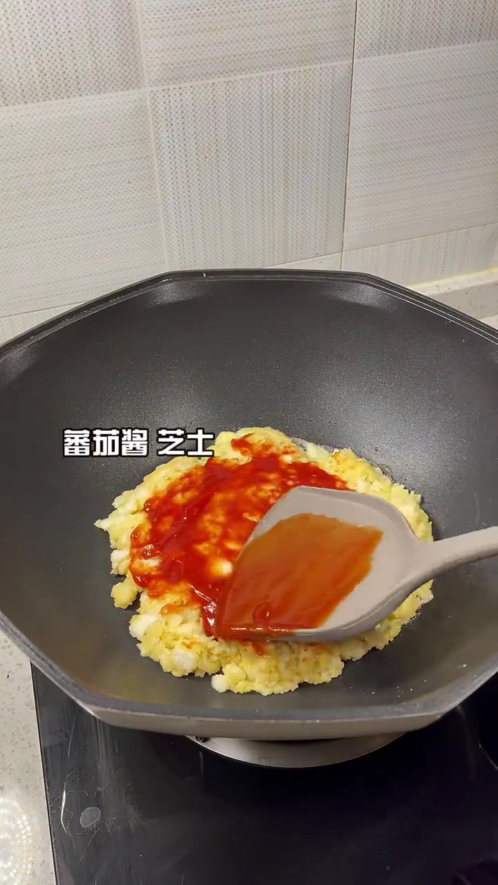 一个大馒头一个平底锅十分钟搞定懒人披萨，做法简单，孩子超爱吃