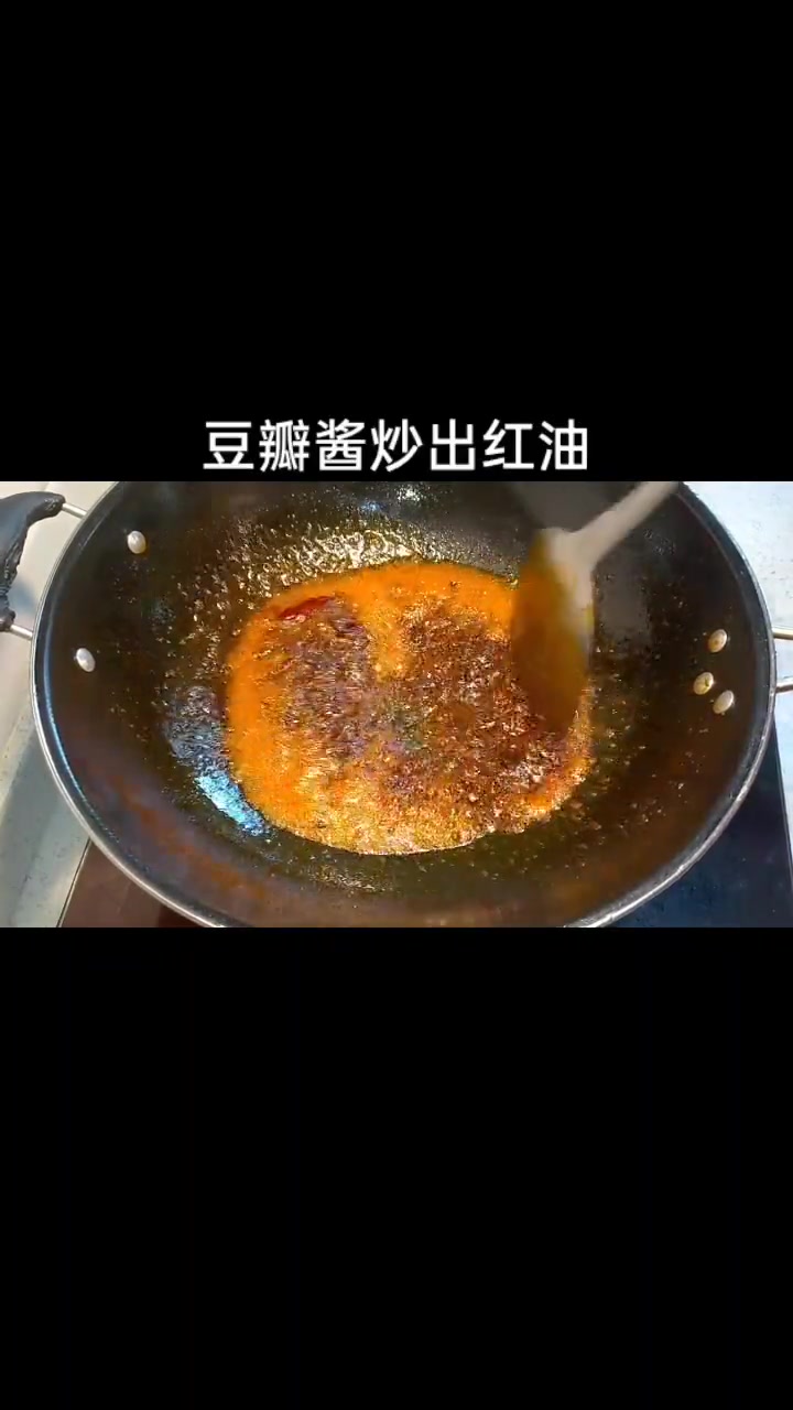 家常水煮牛肉，牛肉要想煮出来滑嫩，关键在于腌制