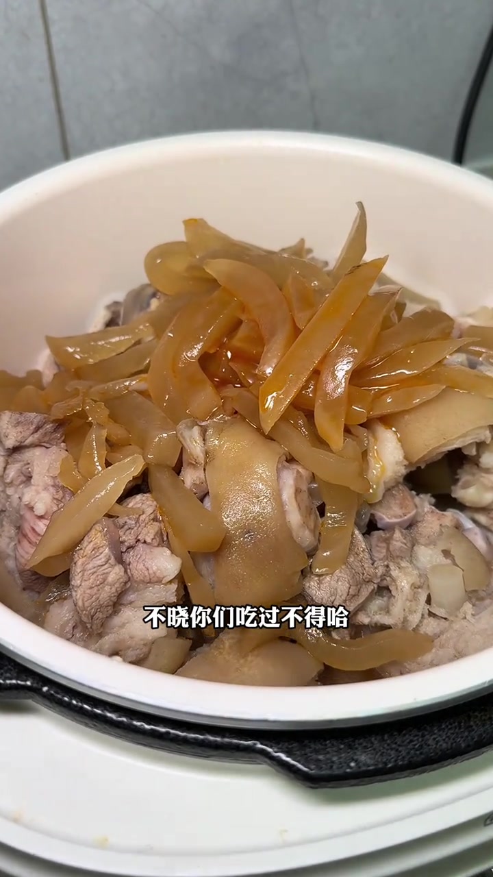 酸萝卜炖猪脚，侄女教我用这个老鸭汤炖猪脚，好好吃哦！分享给大家！