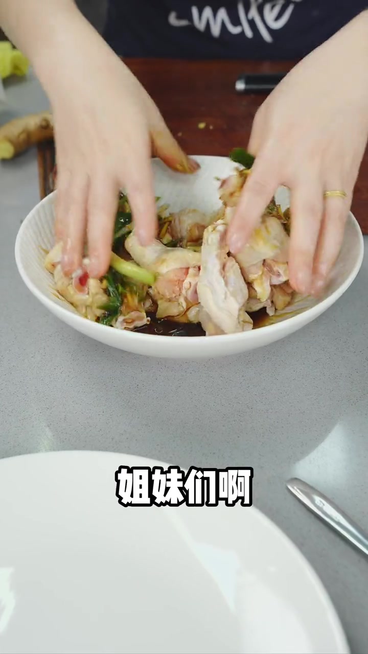 炸鸡翅根，外酥里嫩，吃起来超过瘾，自己在家做，简单又卫生