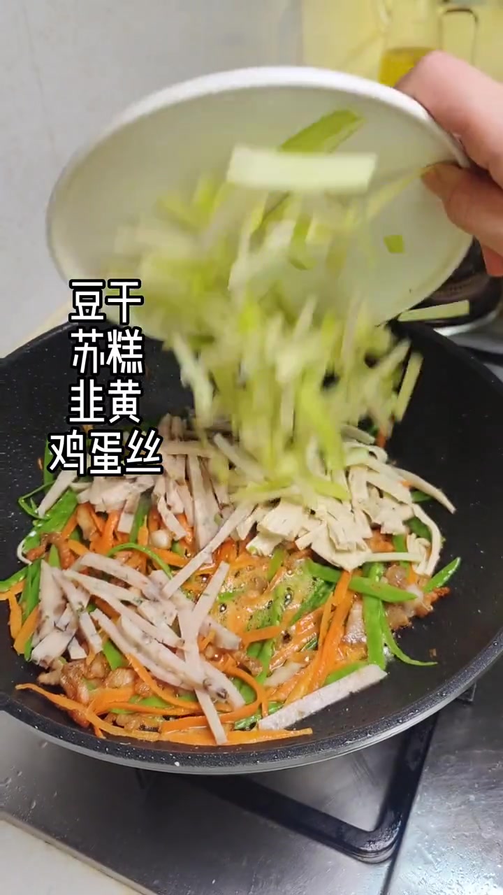 过年吃春卷，有迎接新的一年的寓意，小朋友放假在家，每天都是换着花样做