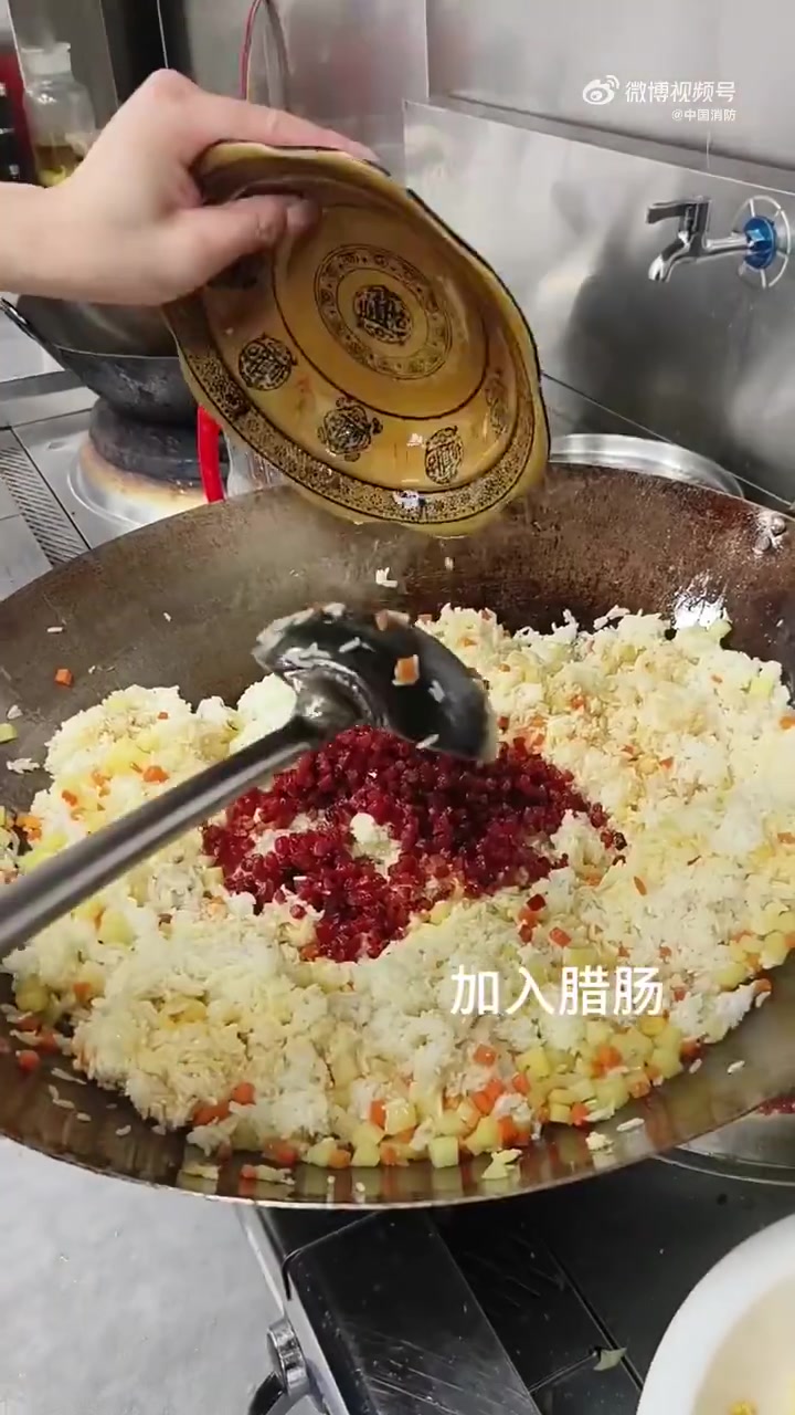 你看这份饭值不值？蓝朋友给大家做一道家常美味蛋炒饭，放入土豆丁、胡萝卜丁，腊肠，加入鸡蛋和