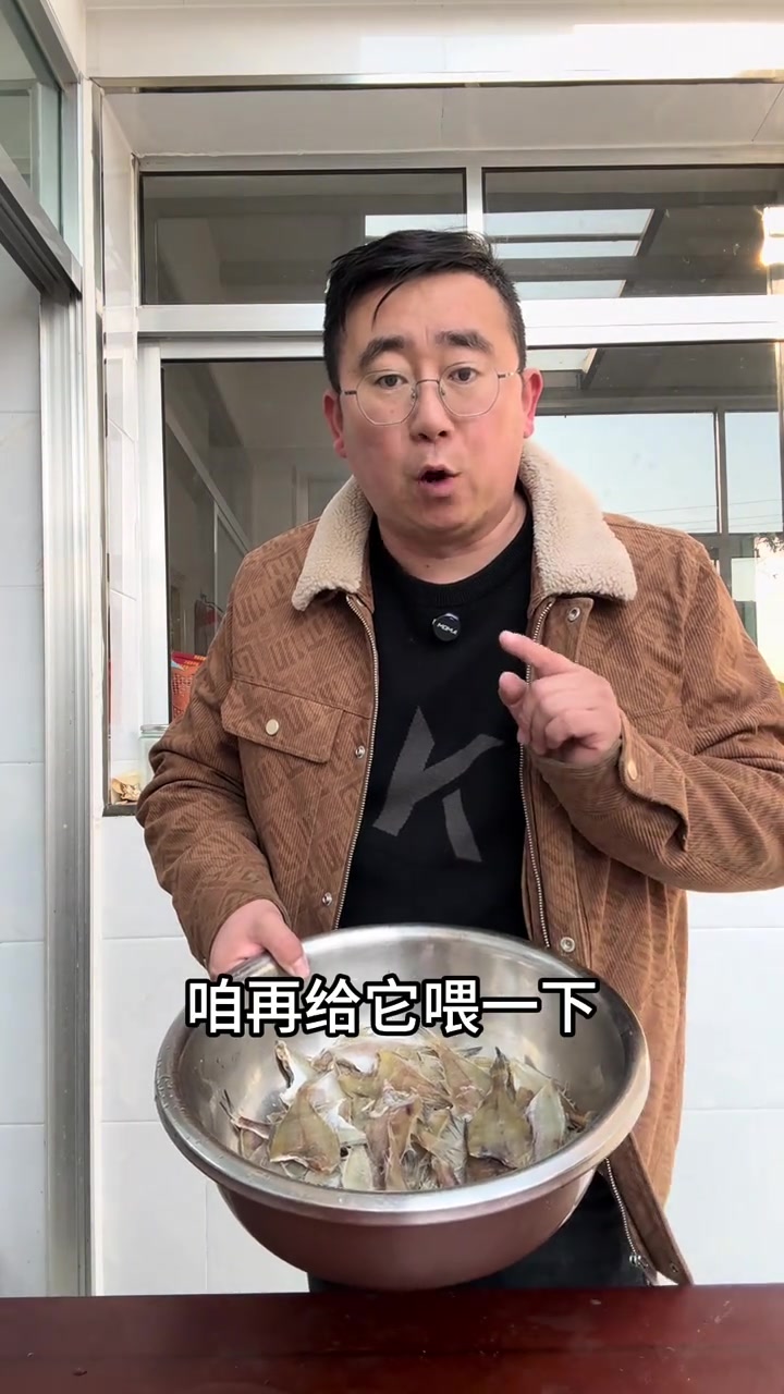 小偏口鱼呀，越小炸着，越好吃！外酥里嫩，又鲜又香！太好吃了！