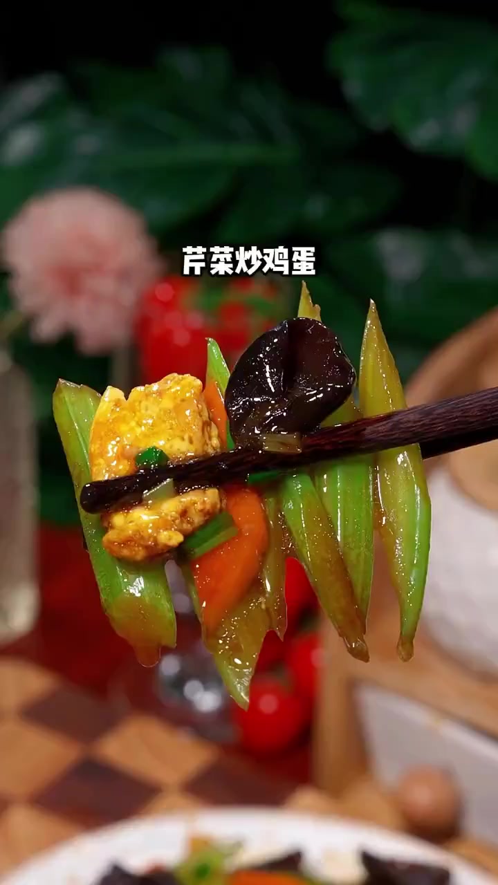 芹菜炒鸡蛋的家常做法，好吃下饭