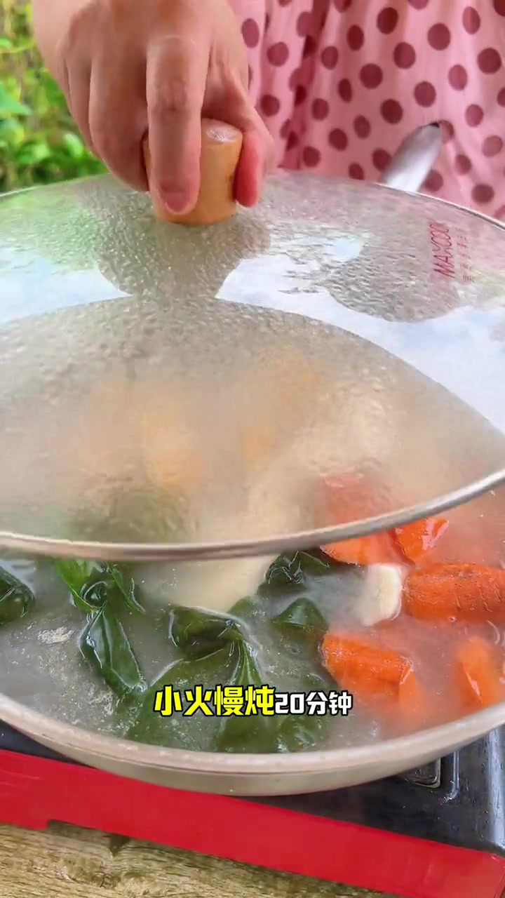 海参是个宝和排骨搭配营养价值更高，汤都是奶白的一定要给家人做着喝