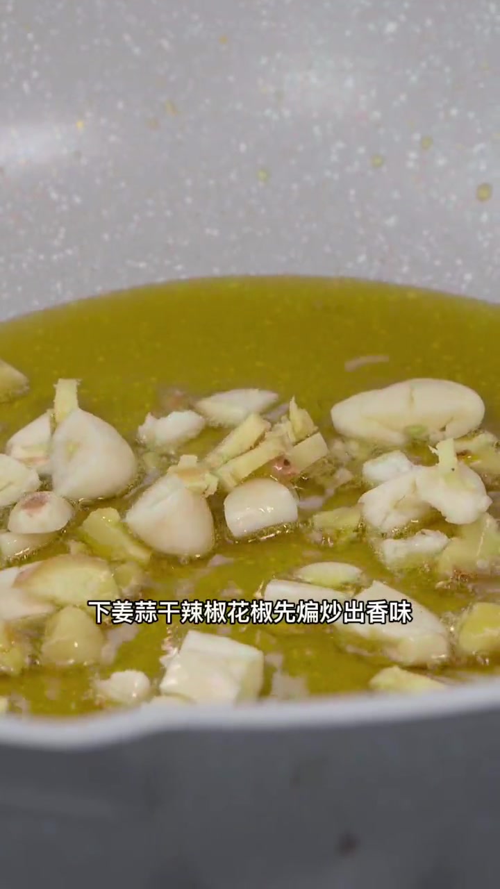 师傅店里的招牌菜干锅鲤鱼，今天分享给大家！