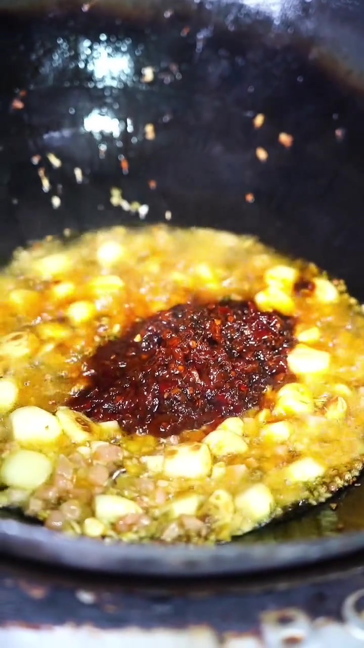 大蒜烧江团，这道菜好多店都没有做了，时代的产物慢慢都被遗忘了！