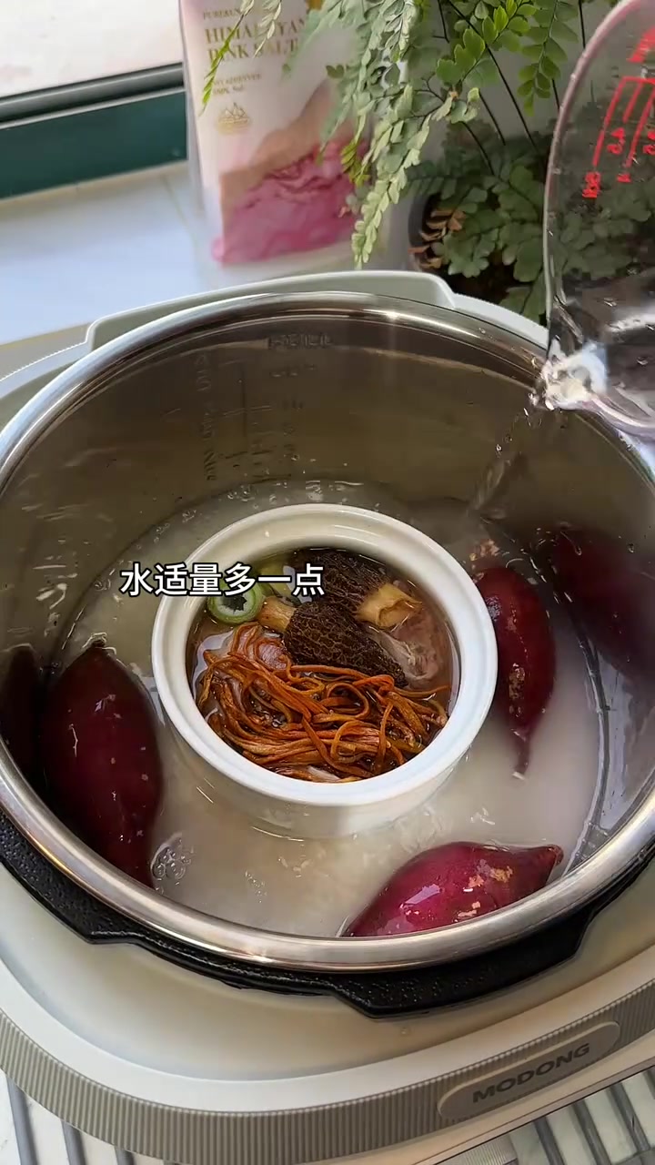 电饭煲一锅出:腊肠冬笋+干锅鸡翅+羊肚菌老鸭汤+浇汁鸡蛋+原生态胡萝卜+红薯焖米饭!简直是