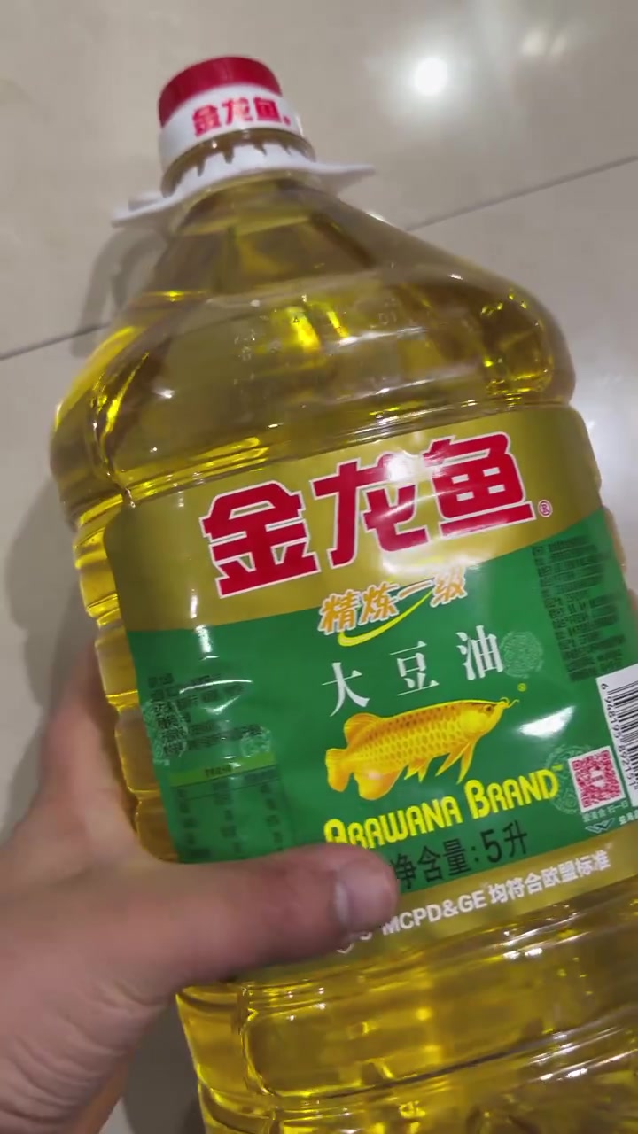 你们注意看一下自己家里的油是不是转基因大豆油!你们在饭店吃的80%以上拥有都是“元宝”牌转
